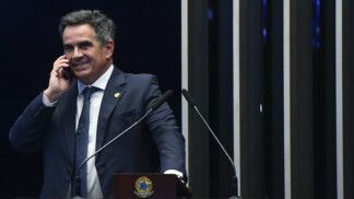 Ciro Nogueira fala ao telefone antes de discurso no Senado