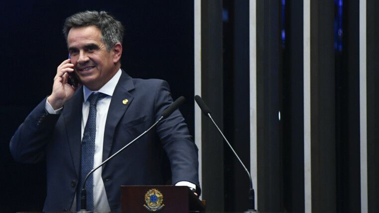 Ciro Nogueira fala ao telefone antes de discurso no Senado