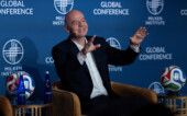 Infantino gesticula enquanto fala durante evento