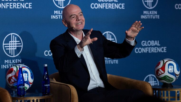 Infantino gesticula enquanto fala durante evento