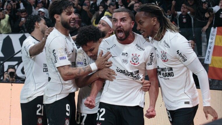 SP - BRASILEIRÃO/CORINTHIANS X ATLÉTICO-MG - ESPORTES - Zakaria Labyad, do Corinthians, comemora o seu gol na partida entre Corinthians e Atlético Mineiro válida pela 17ª rodada do Campeonato Brasileiro 2026, realizada na Neo Química Arena, na zona leste de São Paulo, neste domingo, 24 de maio de 2026. 24/05/2026 - Foto: VILMAR BANNACH/MODUSFOCUS/ESTADÃO CONTEÚDO