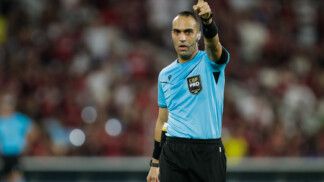 RJ - FLAMENGO/PALMEIRAS - ESPORTES - RIO DE JANEIRO, BRASIL - 23 DE MAIO: O árbitro DAVI DE OLIVEIRA LACERDA gesticula durante a partida entre Flamengo e Palmeiras no Brasileirão 2026 no Estádio do Maracanã em 23 de maio de 2026 no Rio de Janeiro, Brasil. 23/05/2026 - Foto: RUANO CARNEIRO/FOTOARENA/FOTOARENA/ESTADÃO CONTEÚDO