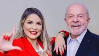 Deolane posa com Lula fazendo o L