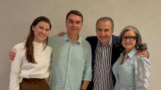 Flávio Bolsonaro abraça Silas Malafaia, na companhia de suas esposas