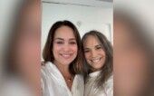 Gabriela e Regina Duarte estão lado a lado, sorrindo