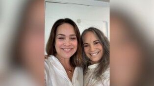 Gabriela e Regina Duarte estão lado a lado, sorrindo