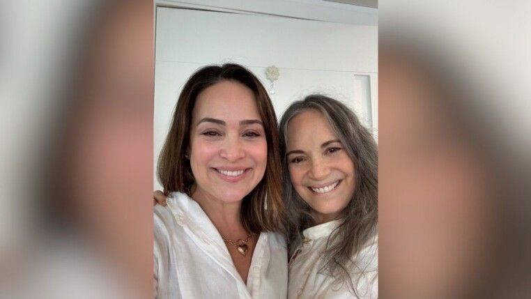 Gabriela e Regina Duarte estão lado a lado, sorrindo