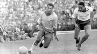 Brasil, São Paulo, SP. História das Copas. Garrincha disputa a bola com o meio-campista português Hilário em jogo amistoso preparatório para a Copa de 1962, disputado no Pacaembu, em São Paulo. O Brasil ganhou de 2 a 1 a partida realizada no dia 6 de maio de 1962. - Crédito:ARQUIVO/ESTADÃO CONTEÚDO/AE/Codigo imagem:2465