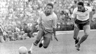 Brasil, São Paulo, SP. História das Copas. Garrincha disputa a bola com o meio-campista português Hilário em jogo amistoso preparatório para a Copa de 1962, disputado no Pacaembu, em São Paulo. O Brasil ganhou de 2 a 1 a partida realizada no dia 6 de maio de 1962. - Crédito:ARQUIVO/ESTADÃO CONTEÚDO/AE/Codigo imagem:2465