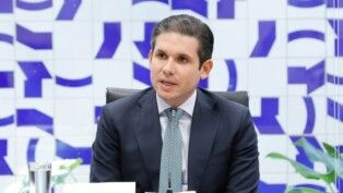 Hugo Motta fala ao microfone durante entrevista