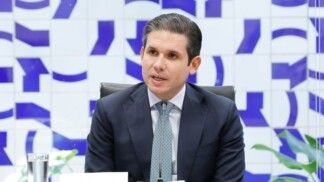 Hugo Motta fala ao microfone durante entrevista