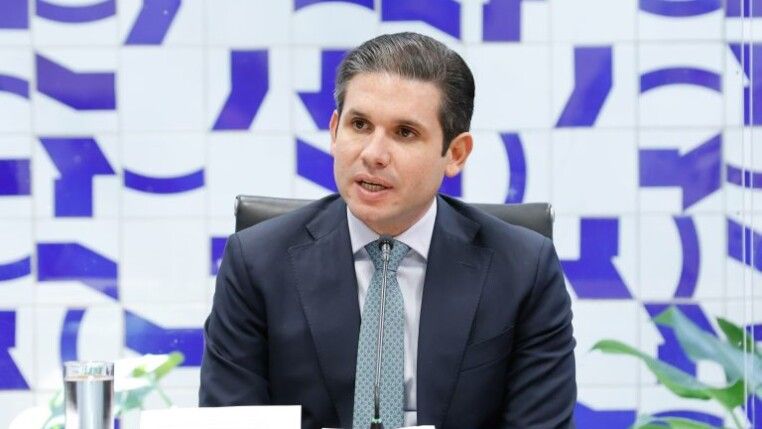 Hugo Motta fala ao microfone durante entrevista