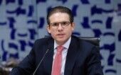 Hugo Motta fala ao microfone durante discurso