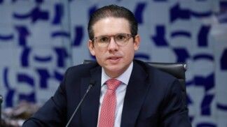 Hugo Motta fala ao microfone durante discurso