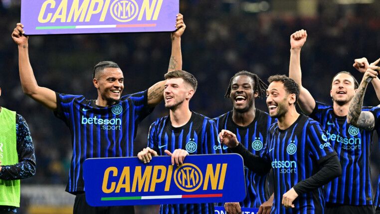 Soccer Football - Serie A - Inter Milan v Parma - San Siro, Milan, Italy - May 3, 2026 Inter Milan's Petar Sucic, Hakan Calhanoglu and Manuel Akanji celebrate after winning Serie A REUTERS/Daniele Mascolo