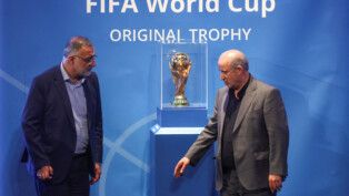 Presidente da Federação de Futebol do Irã, Mehdi Taj, à esquerda.