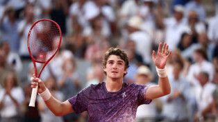Tennis - French Open - Roland Garros, Paris, France - May 29, 2026 Brazil's Joao Fonseca celebrates winning his third round match against Serbia's Novak Djokovic REUTERS/Guglielmo Mangiapane TPX IMAGES OF THE DAY