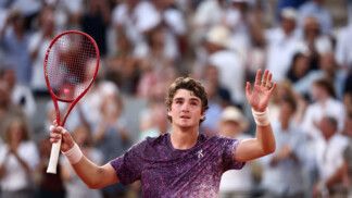 Tennis - French Open - Roland Garros, Paris, France - May 29, 2026 Brazil's Joao Fonseca celebrates winning his third round match against Serbia's Novak Djokovic REUTERS/Guglielmo Mangiapane TPX IMAGES OF THE DAY