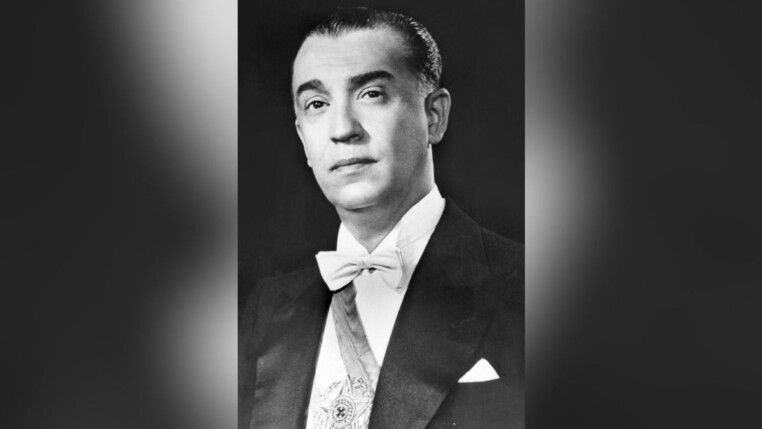 Juscelino em foto preto e branco, de 1956