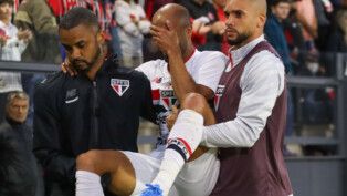 SP - CAMPEONATO BRASILEIRO/SÃO PAULO x BAHIA - ESPORTES - Lucas Moura, atacante do São Paulo sai lesionado da partida entre São Paulo x Bahia, válida pela 14ª rodada do Brasileirao 2026, realizada no estádio Cicero de Souza Marques, em Bragança Paulista, neste domingo (03). 03/05/2026 - Foto: THEO DAOLIO/AGÊNCIA O DIA/AGÊNCIA O DIA/ESTADÃO CONTEÚDO