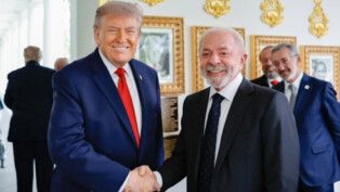 Trump e Lula apertam as mãos na Casa Branca