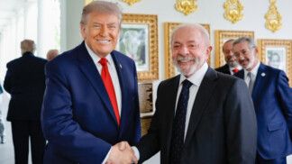 Trump e Lula apertam as mãos na Casa Branca