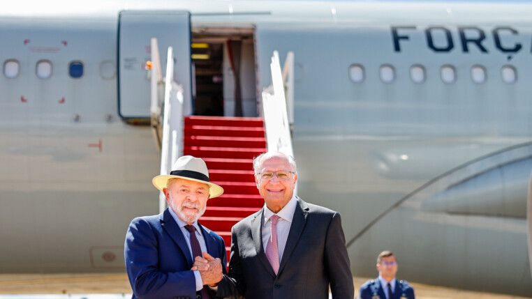 Presidente da República, Luiz Inácio Lula da Silva, despede-se do Vice-Presidente da República, Geraldo Alckmin, durante a partida pra Washington (EUA), na Base Aérea de Brasília. Brasília - DF. Foto: Ricardo Stuckert / PR