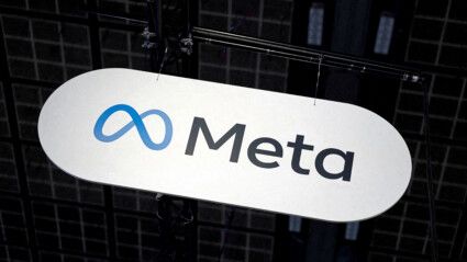 Logo da Meta pendurado