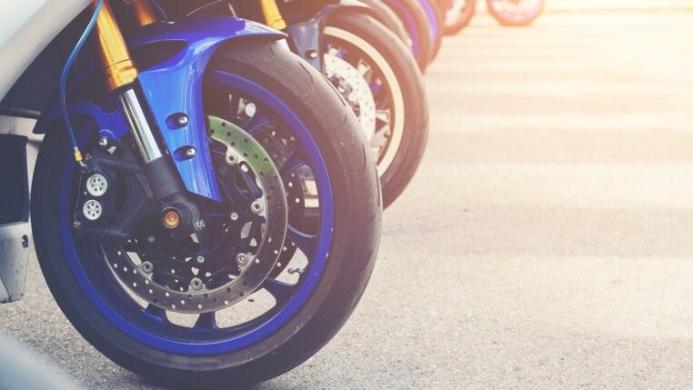 Group of big bike and superbike at the motorcycle parking lot. (Foto: JComp/Magnific)