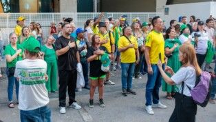 SP - ATO/DIREITA/AVENIDA PAULISTA - GERAL - Ato organizado pelo movimento de direita "Patriotas do QG" acontece em frente ao prédio da que acontece em frente ao prédio da Federação das Indústrias do Estado de São Paulo (Fiesp), na Avenida Paulista, em São Paulo, nesta sexta-feira, 1º de maio de 2026. A manifestação concentrou menos de 100 pessoas. 01/05/2026 - Foto: VILMAR BANNACH/MODUSFOCUS/ESTADÃO CONTEÚDO