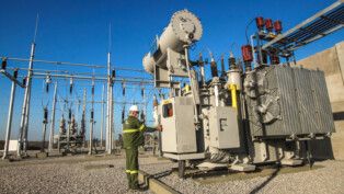 Funcionário da Neoenergia verifica equipamentos