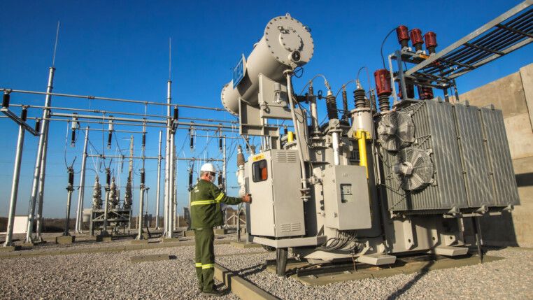 Funcionário da Neoenergia verifica equipamentos