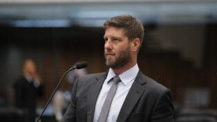 Requião Filho fala ao microfone durante sessão na Assembleia Legislativa