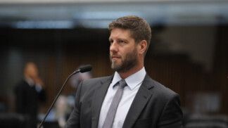 Requião Filho fala ao microfone durante sessão na Assembleia Legislativa
