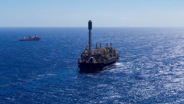 Navio do Petrobras no meio do mar
