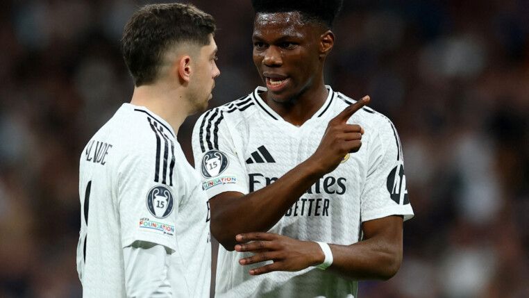 Federico Valverde e Aurelien Tchouameni conversam em campo durante jogo da Champions League.