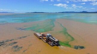Barco atravessa o Rio São Francisco