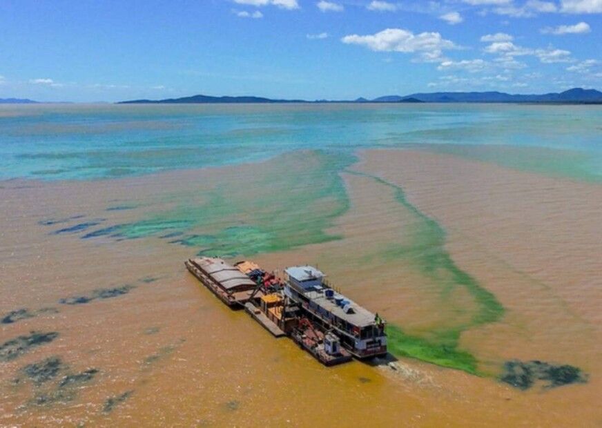 Barco atravessa o Rio São Francisco