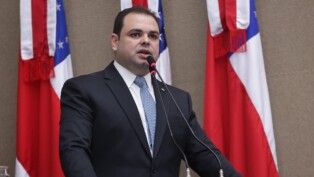 Roberto Cidade fala ao microfone em sessão da Assembleia Legislativa