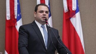 Roberto Cidade fala ao microfone em sessão da Assembleia Legislativa