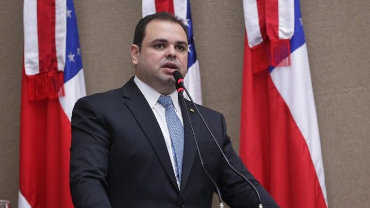 Roberto Cidade fala ao microfone em sessão da Assembleia Legislativa