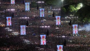 People attend Shakira's open concert at Copacabana beach in Rio de Janeiro, Brazil, May 2, 2026. REUTERS/Pilar Oliver