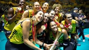 SP - VÔLEI/SUPERLIGA FEMININA/PRAIA CLUBE CAMPEÃO - ESPORTES - Jogadoras do Dentil Praia Clube comemoram o título da Superliga Feminina de Vôlei 2025/2026 após vencerem o Gerdau Minas na final, realizada no Ginásio do Ibirapuera, na zona sul de São Paulo, neste domingo, 3. O Praia Clube venceu por 3 sets a 0, com parciais foram 29/27, 25/21 e 25/13. 03/05/2026 - Foto: RENATO PADALKA/MODUSFOCUS/ESTADÃO CONTEÚDO