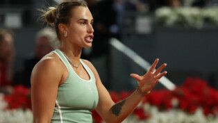 Sabalenka faz gesto com a mão durante jogo