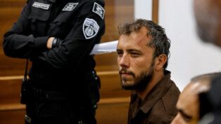O ativista Thiago Avila, membro da Flotilha Global Sumud detido por Israel, comparece a uma audiência de prorrogação de sua detenção em um tribunal em Ashkelon, no sul de Israel (FOTO: Amir Cohen/Reuters)