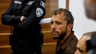 O ativista Thiago Avila, membro da Flotilha Global Sumud detido por Israel, comparece a uma audiência de prorrogação de sua detenção em um tribunal em Ashkelon, no sul de Israel (FOTO: Amir Cohen/Reuters)