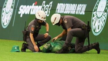 SP - BRASILEIRÃO/PALMEIRAS X SANTOS - ESPORTES - Torcedor do Palmeiras se machuca e recebe atendimento no gramado durante a partida entre Palmeiras e Santos válida pela 14ª rodada do Campeonato Brasileiro 2026, realizada no Allianz Parque, em São Paulo, neste sábado (2). 02/05/2026 - Foto: ALEX MIRANDA/ATO PRESS/ESTADÃO CONTEÚDO