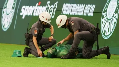 SP - BRASILEIRÃO/PALMEIRAS X SANTOS - ESPORTES - Torcedor do Palmeiras se machuca e recebe atendimento no gramado durante a partida entre Palmeiras e Santos válida pela 14ª rodada do Campeonato Brasileiro 2026, realizada no Allianz Parque, em São Paulo, neste sábado (2). 02/05/2026 - Foto: ALEX MIRANDA/ATO PRESS/ESTADÃO CONTEÚDO