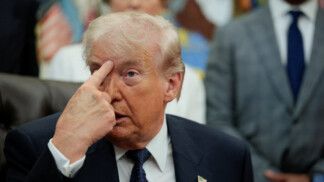 Trump aponta o dedo indicador para a sua própria testa