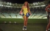 Shakira segura uma bola de futebol no gramado do Maracanã